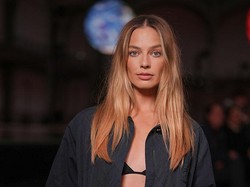Margot Robbie dan Emma Mackey Mirip Banget Sama-sama Barbie
