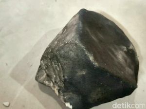 Batu Diduga Meteor Jatuh di Pekarangan Warga Tegal, Begini Wujudnya Batu Diduga Meteor Jatuh di Pekarangan Warga Tegal, Begini Wujudnya
