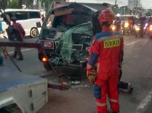 Mobil Boks Tabrak Metrotrans Berpenumpang di Pasar Minggu, 1 Orang Luka Mobil Boks Tabrak Metrotrans Berpenumpang di Pasar Minggu, 1 Orang Luka