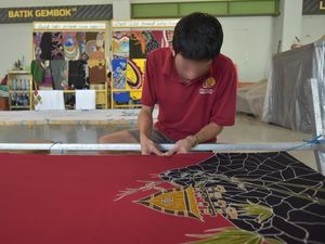 Lapas Lombok Barat Pamerkan Batik Buatan Napi saat MotoGP Mandalika 2025 Lapas Lombok Barat Pamerkan Batik Buatan Napi saat MotoGP Mandalika 2025