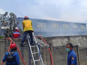 Pabrik Bingkai di Cibinong Kebakaran, Asap Mengepul