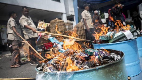 Puluhan Ribu Botol Miras dan Rokok Ilegal Dimusnahkan Kejari Semarang