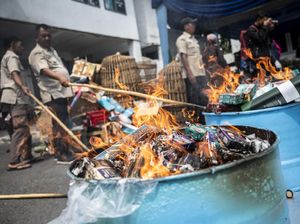 Puluhan Ribu Botol Miras dan Rokok Ilegal Dimusnahkan Kejari Semarang Puluhan Ribu Botol Miras dan Rokok Ilegal Dimusnahkan Kejari Semarang