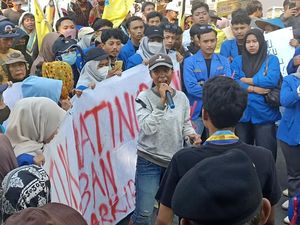 PKL dan Mahasiswa di Tuban Demo Bupati Lindra Tolak Relokasi PKL dan Mahasiswa di Tuban Demo Bupati Lindra Tolak Relokasi