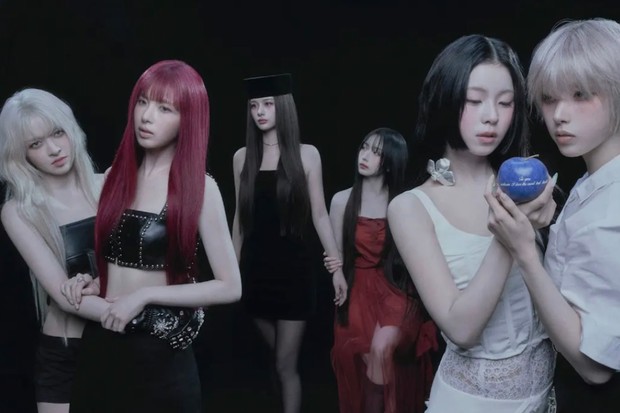 Pesona member NMIXX bersinar dalam latar gelap foto konsep 'Blue Valentine'.