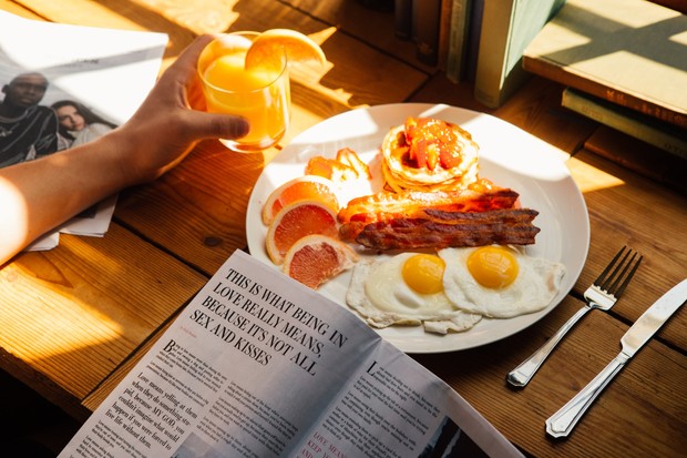 Sarapan pagi/Foto: Unsplash/thought catalog Melewatkan sarapan bisa bikin energi cepat habis, mood turun, dan konsentrasi berkurang sepanjang hari.