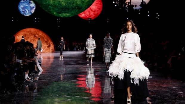 A model presents a creation by designer Matthieu Blazy as part of his Spring/Summer 2026 Women's ready-to-wear collection show for the fashion house Chanel during Paris Fashion Week in Paris, France, October 6, 2025. REUTERS/Benoit Tessier