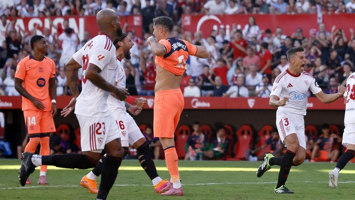 Soccer Football - LaLiga - Sevilla v FC Barcelona - Ramon Sanchez Pizjuan, Seville, Spain - October 5, 2025 Sevillas Cesar Azpilicueta and Nemanja Gudelj celebrate after FC Barcelonas Robert Lewandowski misses a penalty REUTERS/Marcelo Del Pozo