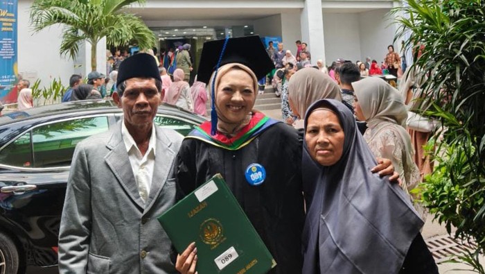 Terharu! Perjuangan Ayah di Tegal, Anaknya Sukses Kuliah di UNJ