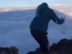 Video: Viral! Pendaki Wanita Joget di Pinggir Jurang Gunung Rinjani