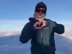 Heboh Pendaki Wanita Joget di Puncak Rinjani Tuai Kecaman Netizen Heboh Pendaki Wanita Joget di Puncak Rinjani Tuai Kecaman Netizen
