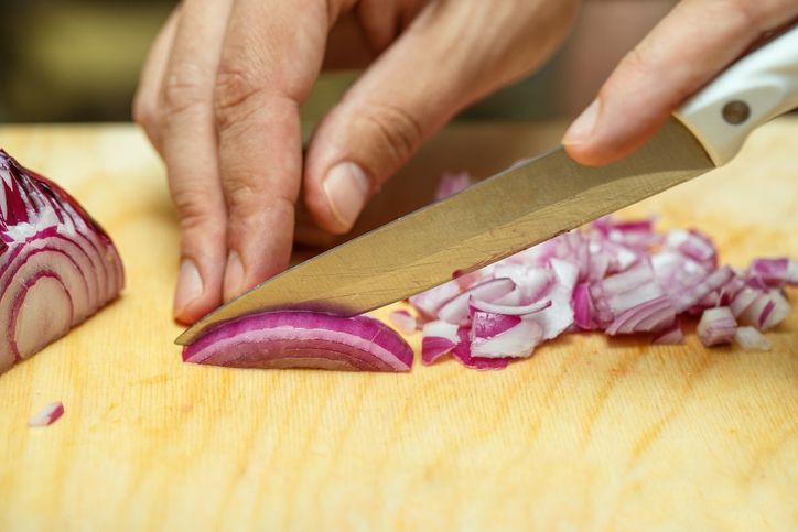 Cara Potong Bawang Bombay Tanpa Nangis ala Chef, Ini 4 Rahasianya!
