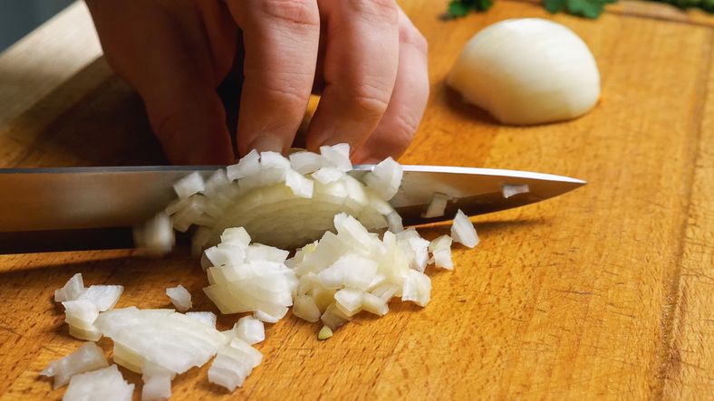 Cara Potong Bawang Bombay Tanpa Nangis ala Chef, Ini 4 Rahasianya!