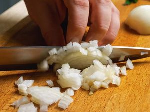 Anti Perih! Trik Sederhana Potong Bawang Tanpa Bikin Mata Berair