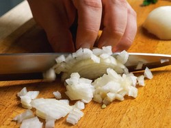 Anti Perih! Trik Sederhana Potong Bawang Tanpa Bikin Mata Berair