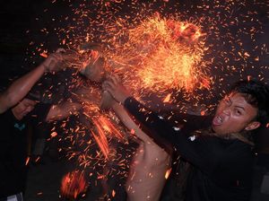 Potret Mesiat Geni, Tradisi Bara Api Penjaga Harmoni Alam di Bali