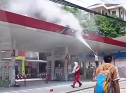 Tulisan Pertamina di Atap SPBU di Ambon Terbakar, Diduga Korsleting Listrik Tulisan Pertamina di Atap SPBU di Ambon Terbakar, Diduga Korsleting Listrik