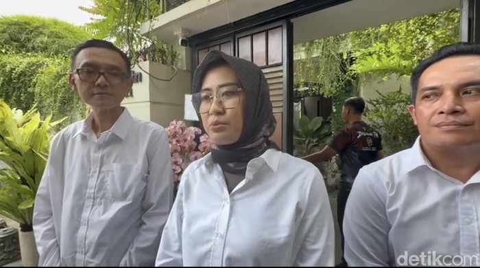 Wakil Wali Kota Solo, Astrid Widayani, usai bertemu Jokowi di rumah Sumber, Solo, Selasa (7/10/2025).