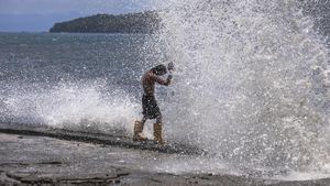 Waspada Gelombang Tinggi, Ombak Terjang Pesisir Maluku Utara
