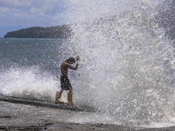 Waspada Gelombang Tinggi, Ombak Terjang Pesisir Maluku Utara