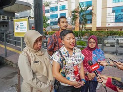 Skywalk Kebayoran Kini Disediakan Tempat Khusus Beri Makan Kucing