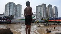 Saat Rob Datang, Anak-Anak Bermain Air di Pelabuhan Sunda Kelapa