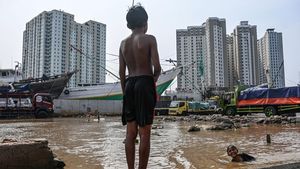 Saat Rob Datang, Anak-Anak Bermain Air di Pelabuhan Sunda Kelapa