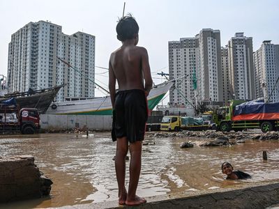 Saat Rob Datang, Anak-Anak Bermain Air di Pelabuhan Sunda Kelapa