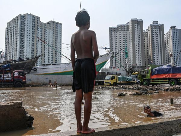 Saat Rob Datang, Anak-Anak Bermain Air di Pelabuhan Sunda Kelapa
