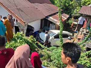 Mobil Istri Kasat Sabhara Polres Sinjai Tabrak 2 Rumah di Bulukumba Mobil Istri Kasat Sabhara Polres Sinjai Tabrak 2 Rumah di Bulukumba