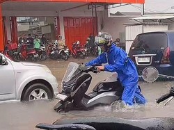 Jalan Sekitar Bundaran Samata Gowa Tergenang, Lalin Macet-Motor Mogok