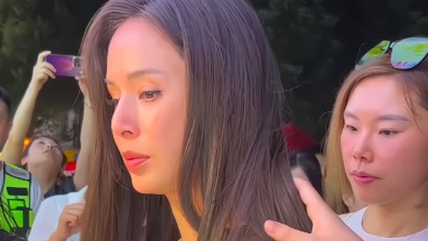 Potret Awet Muda Carman Lee Bibi Lung di Usia 59 Saat Jajan Kaki Lima