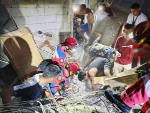Rumah 2 Lantai di Jakut Ambruk Saat Direnovasi dan Timpa 2 Pekerja Rumah 2 Lantai di Jakut Ambruk Saat Direnovasi dan Timpa 2 Pekerja