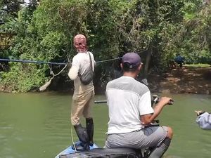 Video: Jembatan Way Pemerih Putus, Warga Bertaruh Nyawa Seberangi Muara