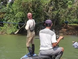 Video: Jembatan Way Pemerih Putus, Warga Bertaruh Nyawa Seberangi Muara