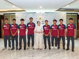 Puan Lepas 8 Pesepakbola Muda Penerima Beasiswa KKS ke Portugal Puan Lepas 8 Pesepakbola Muda Penerima Beasiswa KKS ke Portugal