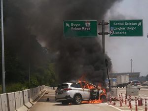 Mobil Dilalap Api gara-gara Sopir Ngantuk Nabrak di Tol Jagorawi