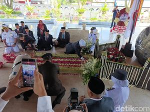 Gubernur Khofifah Ziarah ke Makam Bung Karno Jelang Hari Jadi Jatim ke-80 Gubernur Khofifah Ziarah ke Makam Bung Karno Jelang Hari Jadi Jatim ke-80