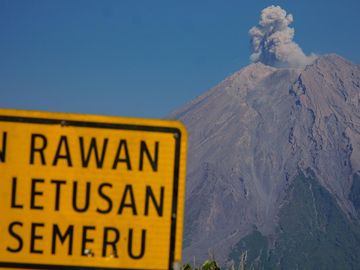 Gunung Semeru Erupsi, Semburkan Abu Vulkanik Setinggi 700 Meter