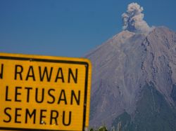 Gunung Semeru Erupsi, Semburkan Abu Vulkanik Setinggi 700 Meter Gunung Semeru Erupsi, Semburkan Abu Vulkanik Setinggi 700 Meter