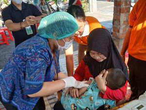 Anak-anak di Dusun Wanasari Denpasar Dapat Imunisasi Campak Seusai Banjir Anak-anak di Dusun Wanasari Denpasar Dapat Imunisasi Campak Seusai Banjir
