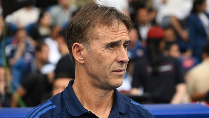 TASHKENT, UZBEKISTAN - JUNE 10: Julen Lopetegui, Head Coach of Qatar, looks on prior to the FIFA World Cup Qualifier match between Uzbekistan and Qatar at Milliy Stadioni on June 10, 2025 in Tashkent, Uzbekistan. (Photo by Anvar Ilyasov/Getty Images)