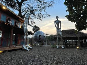 Ada Kampung Alien di Kulon Progo, Dijaga Patung Alien 3 Meter! Ada Kampung Alien di Kulon Progo, Dijaga Patung Alien 3 Meter!