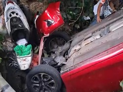 Mobil Nyungsep ke Kali di Bogor gara-gara Sopir Salah Injak Pedal Mobil Nyungsep ke Kali di Bogor gara-gara Sopir Salah Injak Pedal