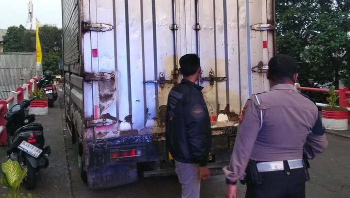 Kecelakaan Motor Vs Truk di Ciracas