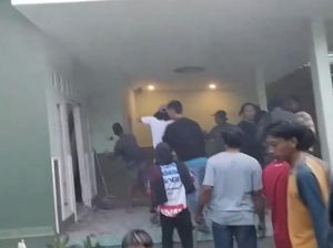 Keluarga Brigadir Esco Rusak Rumah Briptu Rizka, Desak Tetapkan Tersangka Lain Keluarga Brigadir Esco Rusak Rumah Briptu Rizka, Desak Tetapkan Tersangka Lain