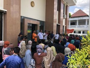 Massa Buruh 4 Perusahaan Geruduk Pengadilan Hubungan Industrial Jogja