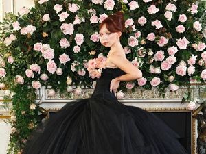 Viral Wanita dengan Penyakit Langka Debut Jadi Model di Paris Fashion Week