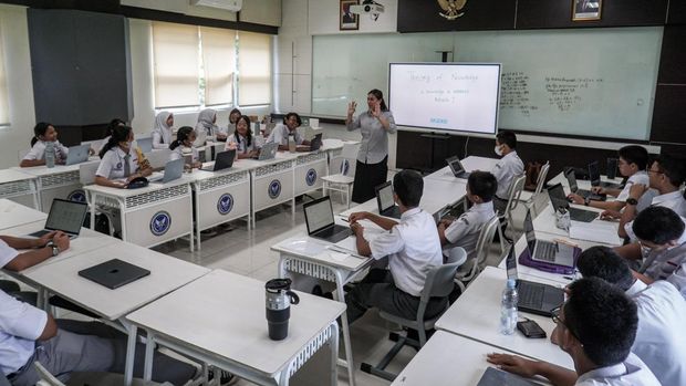 Persiapan pengenalan Sekolah Garuda Boyolali Siswa mengikuti kegiatan belajar mengajar di SMA Pradita Dirgantara, Boyolali, Jawa Tengah, Selasa (7/10/2025). Pemerintah akan mengenalkan secara serentak Sekolah Garuda pada 8 Oktober 2025 yang terdiri dari 12 Sekolah Garuda Transformasi dan empat Sekolah Garuda baru sebagai upaya mengembangkan ekosistem pendidikan yang inklusif, berkarakter, dan berdaya saing global. ANTARA FOTO/Mohammad Ayudha