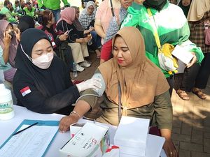 Polda Metro Gelar Baksos-Cek Kesehatan di Cakung, Ratusan Warga Antusias